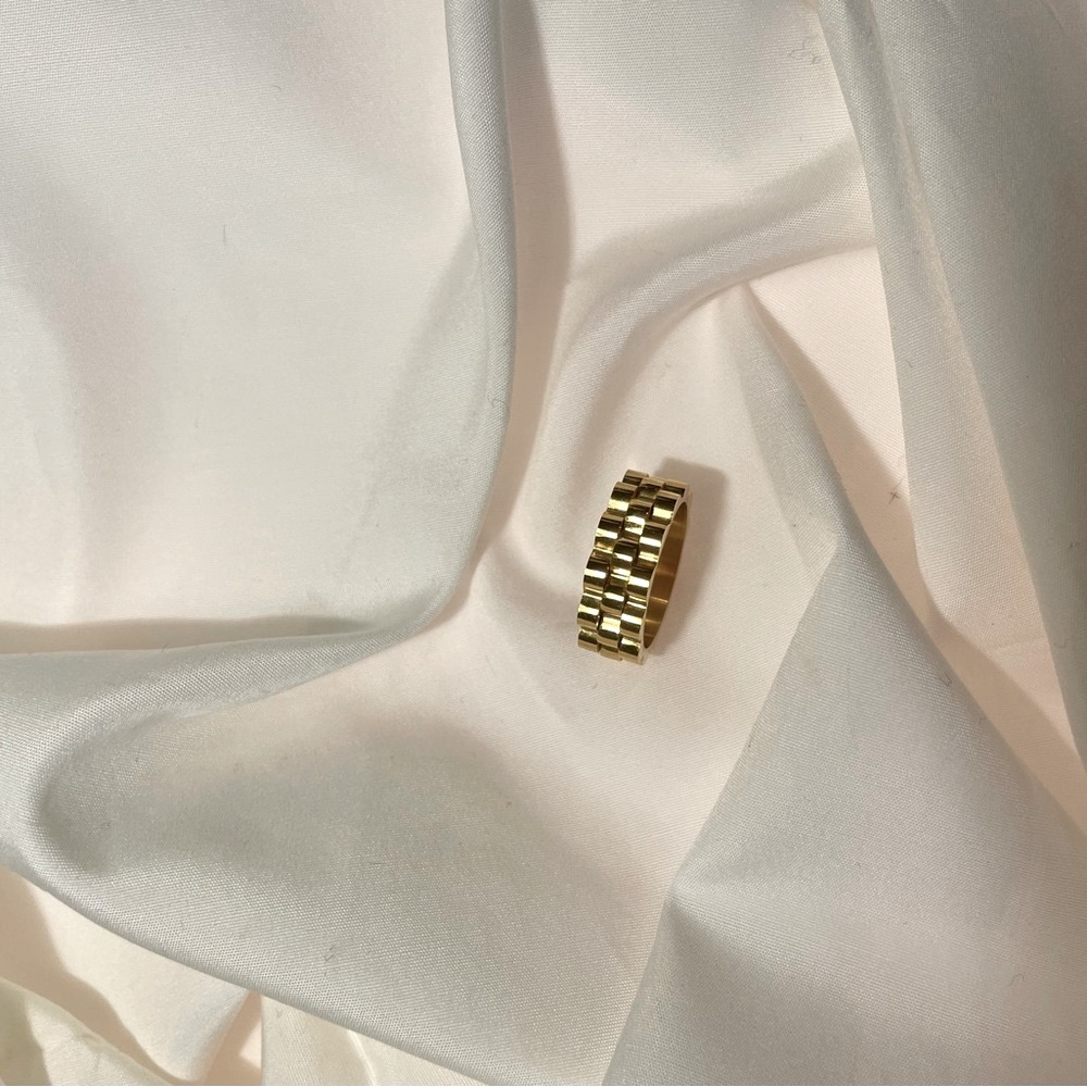 Hypoallergenic Jewelry: Stainless steel gold plated watch chain ring.